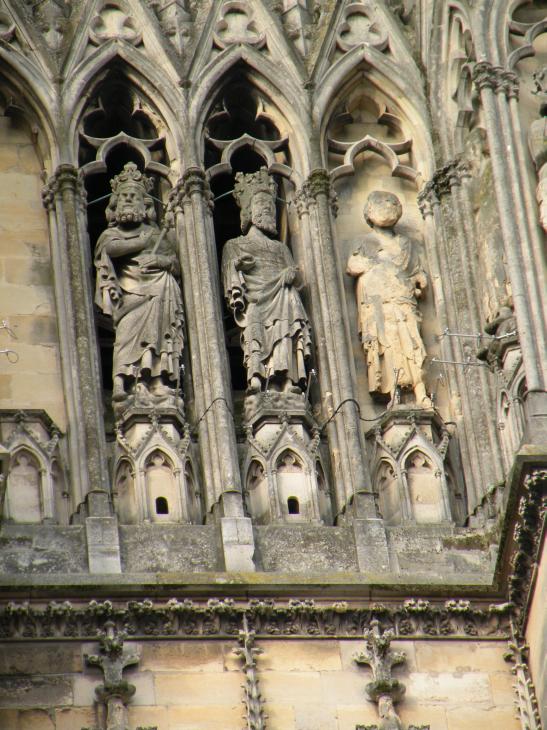  détail de la façade de la cathédrale, statues